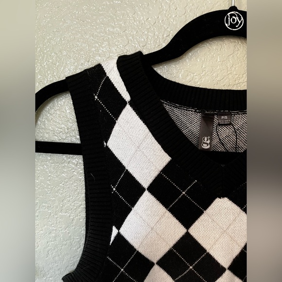 Cropped Black and White Sweater Vest - Picture 2 of 3